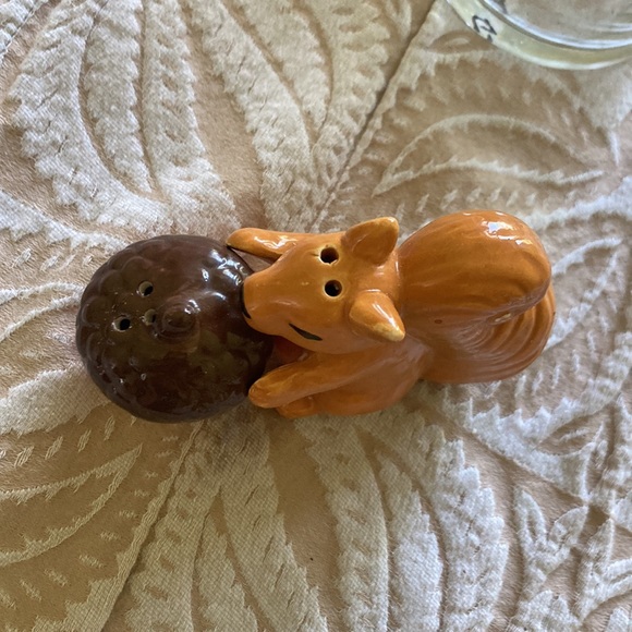 Squirrel and Nut Salt and Pepper Shakers - Picture 2 of 4